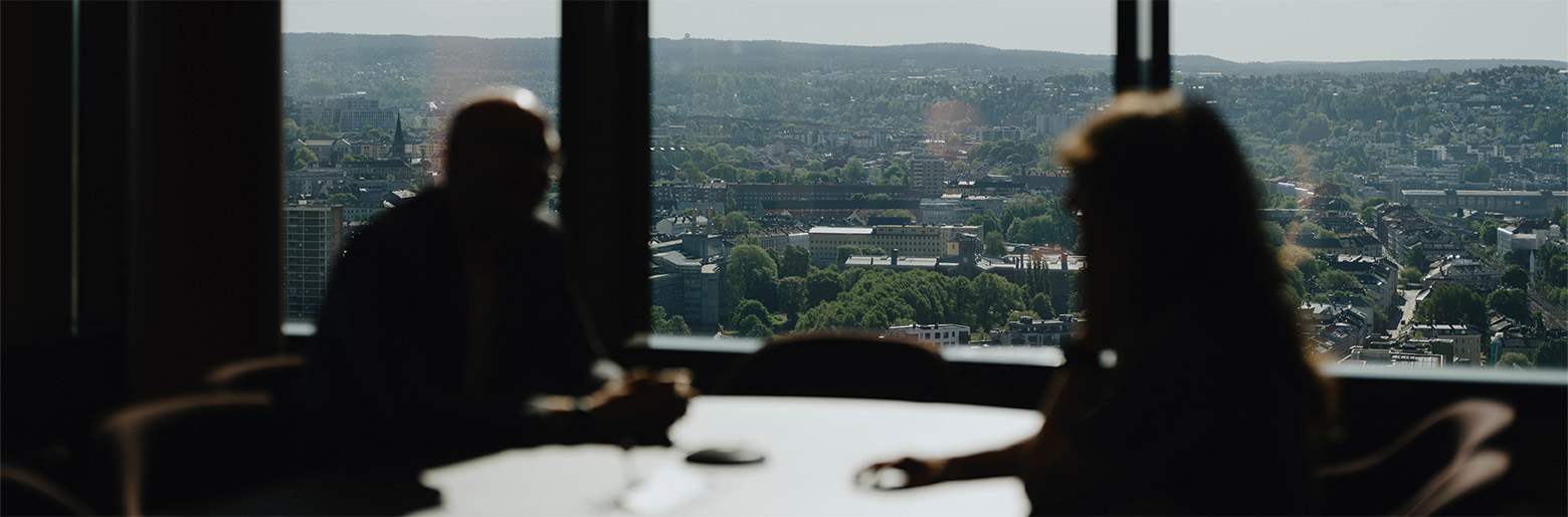 Kollegaer sitter på pulter foran utsikten