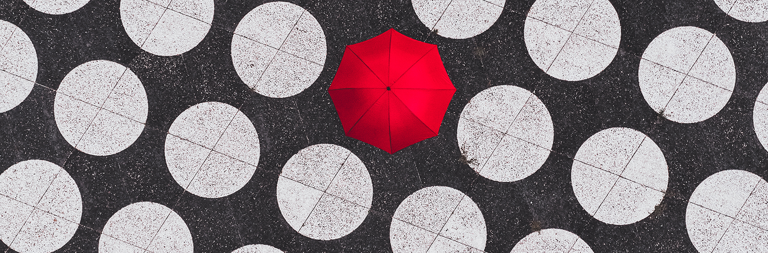 Ilustrasjon: person holder rød paraply og mange hvite rundinger på bakken