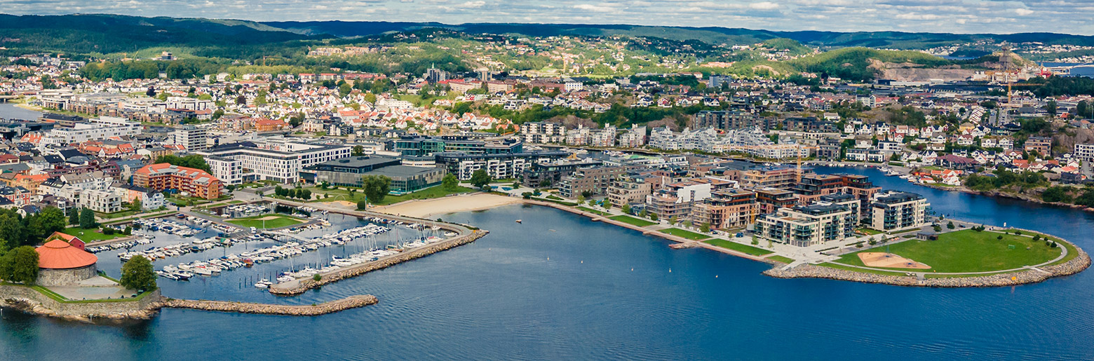 Bilde av Kristiansand med Bystranda og båthavna sett fra lufta
