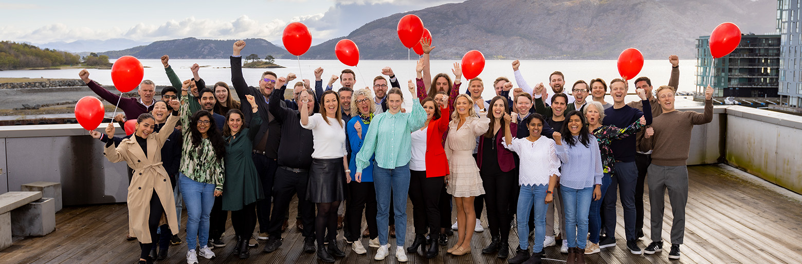 Gruppebilde av mennesker som smiler