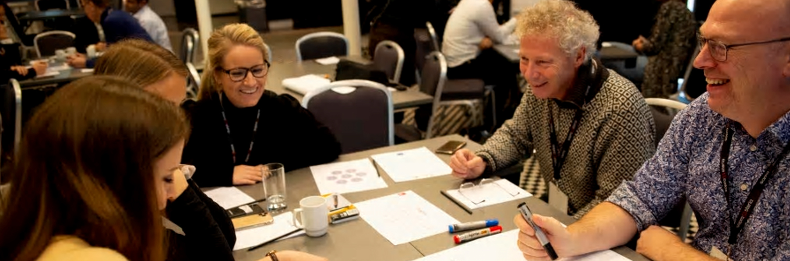 GOD STEMNING: Det var ingenting å si på stemningen under en av de ni workshops som ble avholdt på Rubiks.