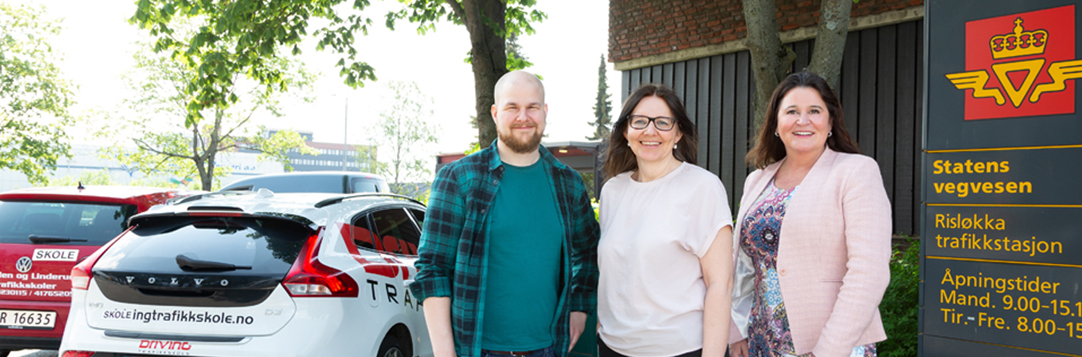 UTVIKLER TEORISYSTEM: Prosjektleder Gunn Marit Høistad (i midten) i Statens vegvesen får hjelp fra Sopra Steria, her ved scrum-master Sondre Wigmostad Bjerkhaug og transportsektordirektør Ann-Kristin Skarbøvig.