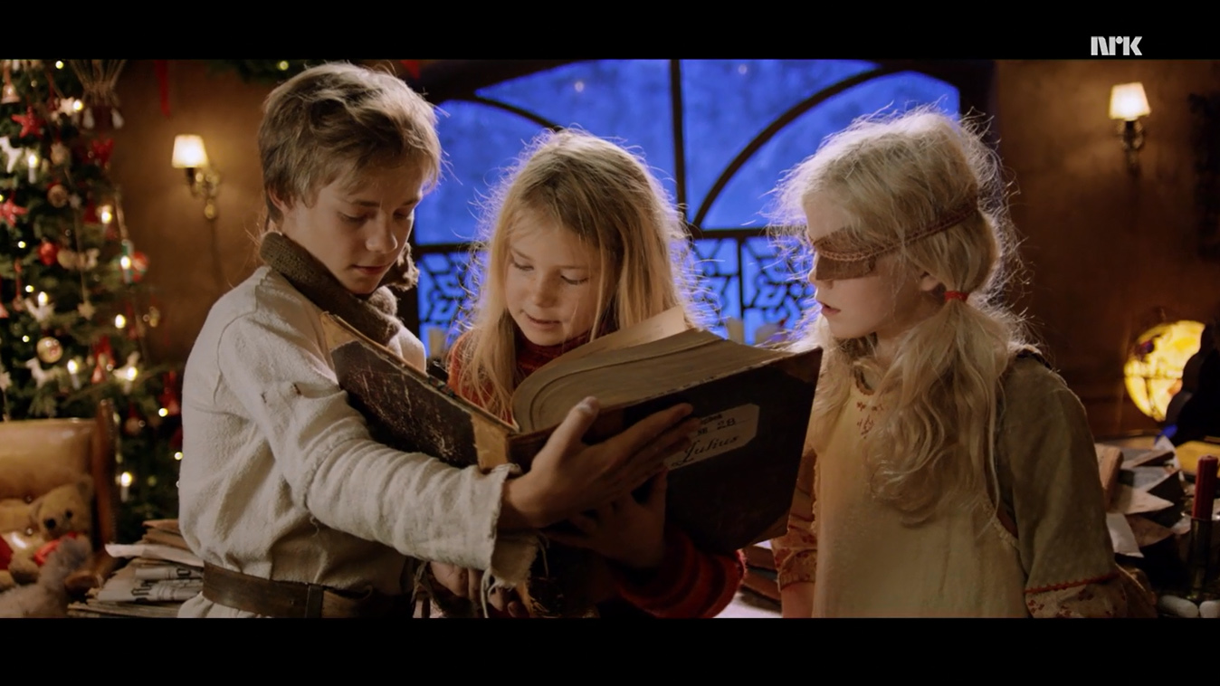 Tre barn som leser bok, fra TV-serien Snøfall NRK