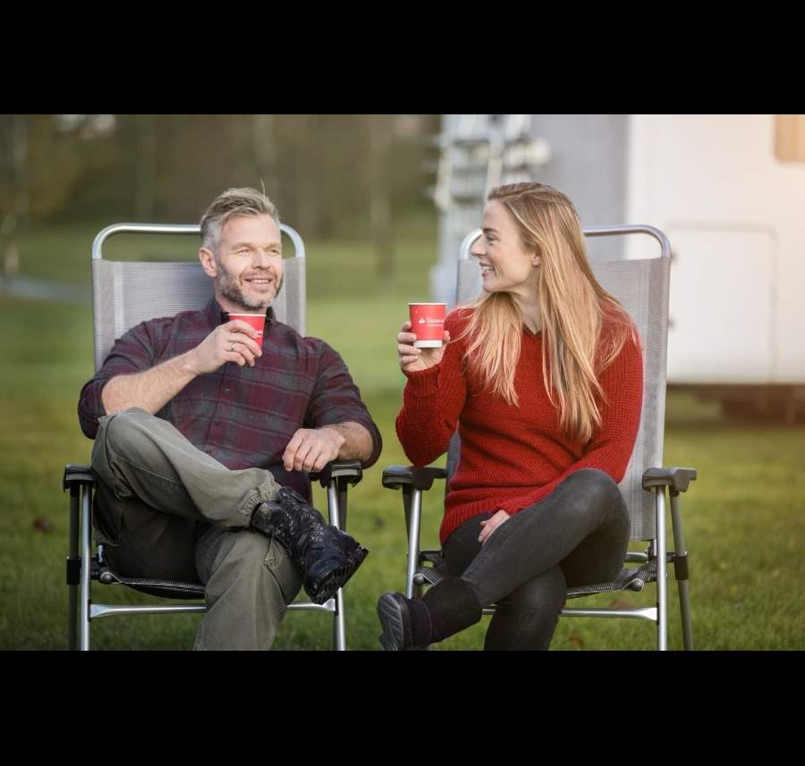 Par sitter og drikker kaffe sammen