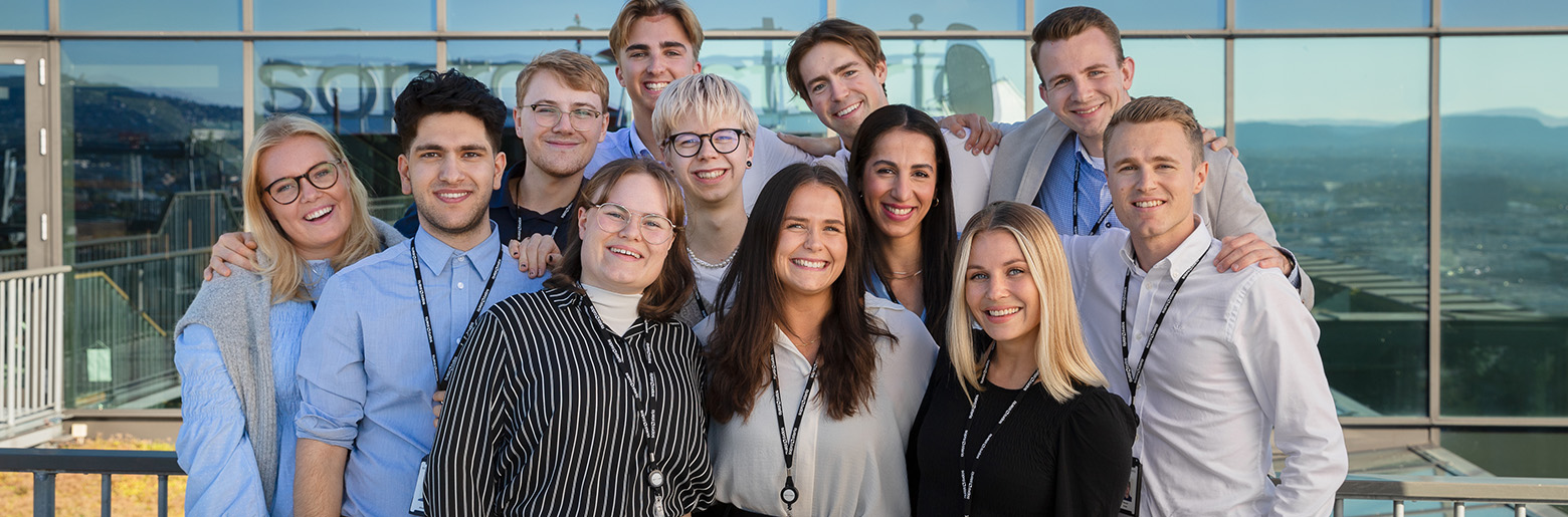 Gjeng av unge glade graduates 2021