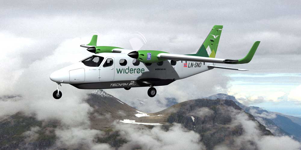 Et fly med Widerøe-logo som flyr over fjelltopper